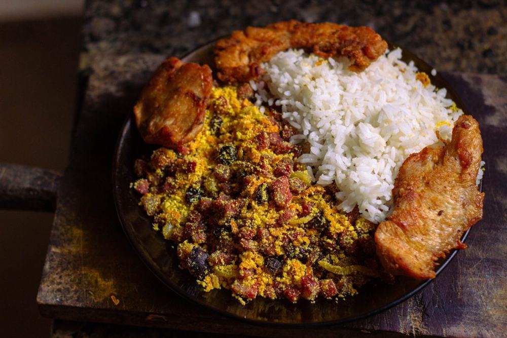Prato com arroz, farofa e frango